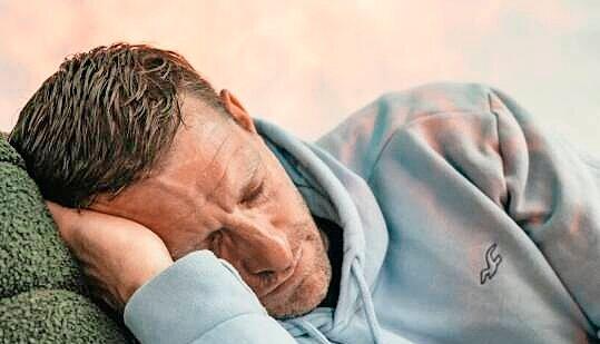 Schnell erschöpft sein ist ein mögliches Symptom von Long Covid. Schnell erschöpft sein ist ein mögliches Symptom von Long Covid.