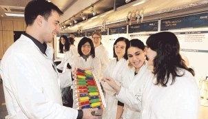 Biologe Dr. Andreas Fehrenbacher begeistert die Dreizehntklässler des Alfred-Amann-Gymnasiums für die Laborarbeit im BioLab.Foto: Claudia Fy