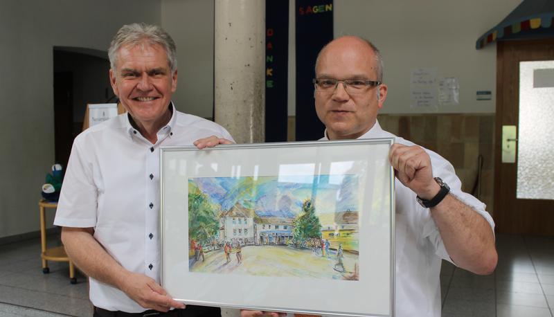 Zur Erinnerung: Mit einem Bild des Neuenstadter Künstlers Michael Koszt verabschiedet Bürgermeister Norbert Heuser (r.) Wolfgang Gerwert in den Ruhestand.  
Foto: Vanessa Müller Zur Erinnerung: Mit einem Bild des Neuenstadter Künstlers Michael Koszt verabschiedet Bürgermeister Norbert Heuser (r.) Wolfgang Gerwert in den Ruhestand.  
Foto: Vanessa Müller