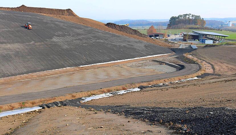 Der voll verfüllte Abschnitt (links, oben bis Mitte) wird von oben abgedichtet, der neue (rechts, unten bis Mitte) von unten. Im Juli 2022 startet der Betrieb.
Foto: Ralf Reichert
