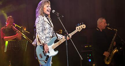 Sie liebt Musik, die Bühne und ihren Bass: Suzi Quatro, hier bei einem Auftritt in der Heilbronner Harmonie im Dezember 2019, kommt am 23. Juni zum Blacksheep-Festival nach Bonfeld.