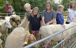 Die Erwachsenen interessieren sich f&uuml;r die Produkte, die Kinder haben eher ihren Gefallen daran, die flauschigen Tiere zu streicheln. Foto: Archiv/Berger