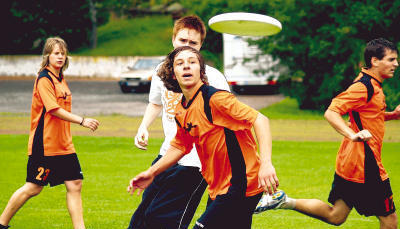 Zielsicher: Rund 120 Spieler aus ganz Deutschland waren bei der Meisterschaft der Frisbee-Junioren U15 und U20 in Massenbach.Foto: Gabi Muth Zielsicher: Rund 120 Spieler aus ganz Deutschland waren bei der Meisterschaft der Frisbee-Junioren U15 und U20 in Massenbach.Foto: Gabi Muth