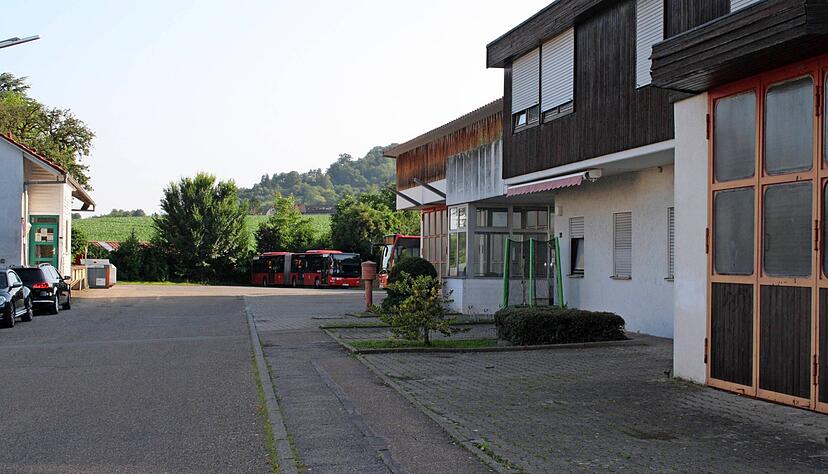 Auf dem rund 4500 Quadratmeter gro&szlig;en Areal, das derzeit noch als Busdepot genutzt wird, soll der Neubau des Pflegeheims entstehen.
Foto: Andreas Zwingmann
