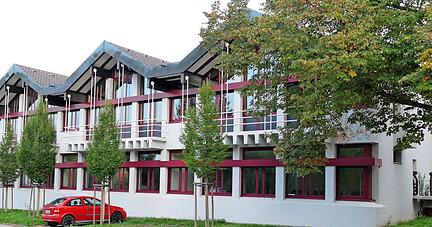 Raumluftfilter ja oder nein? Am 29. Januar 2023 entscheiden die B&uuml;rgerinnen und B&uuml;rger, ob die Kindertagesst&auml;tten und Schulen (im Bild die Realschule) damit ausgestattet werden.
Foto: Schmidt