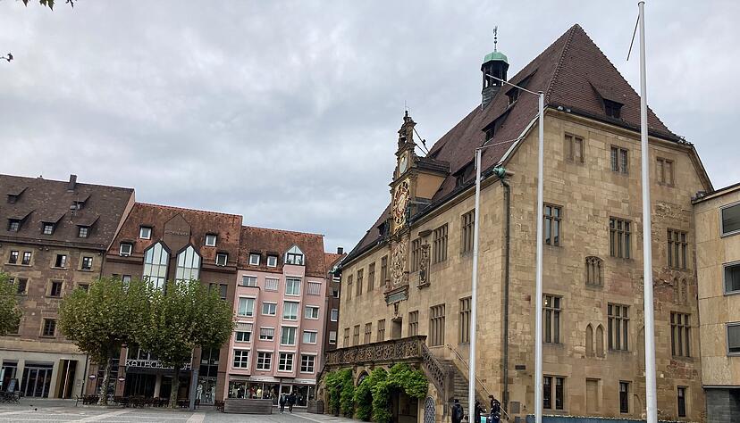 Heilbronner Marktplatz: Die Stadt hisst keine Flaggen mehr. Heilbronner Marktplatz: Die Stadt hisst keine Flaggen mehr.