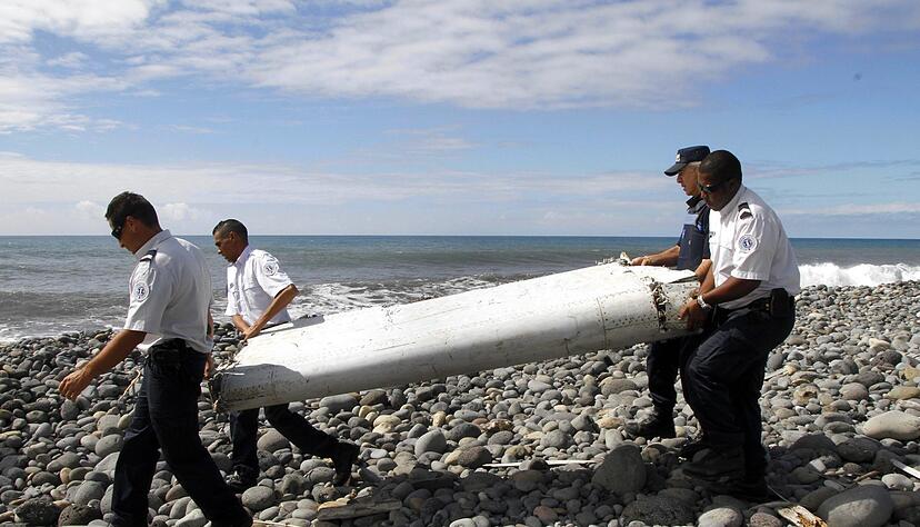 Bisher wurden nur ein paar Dutzend Wrackteile gefunden, nicht aber der Rumpf der Maschine. (Archivbild)