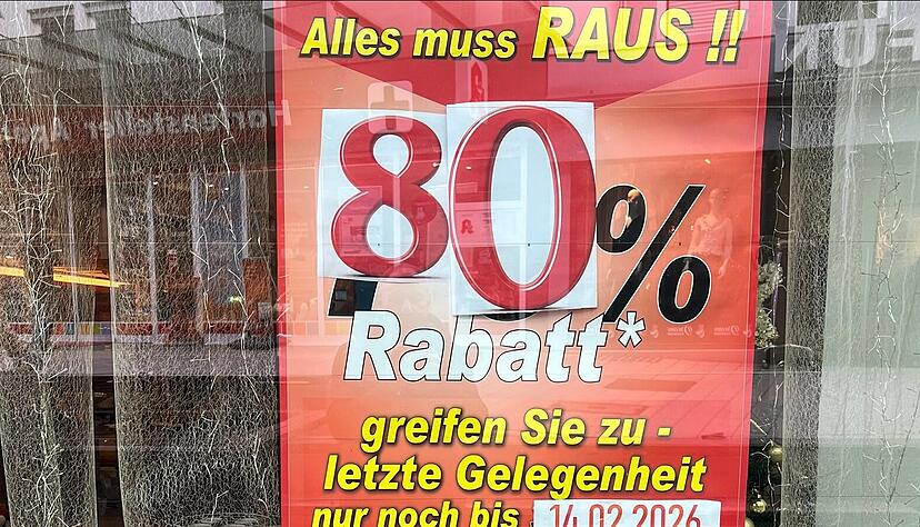 Ein Plakat an der Scheibe des Sopo-Marktes k&uuml;ndigt R&auml;umungsverkauf und Schlie&szlig;ungstermin an.