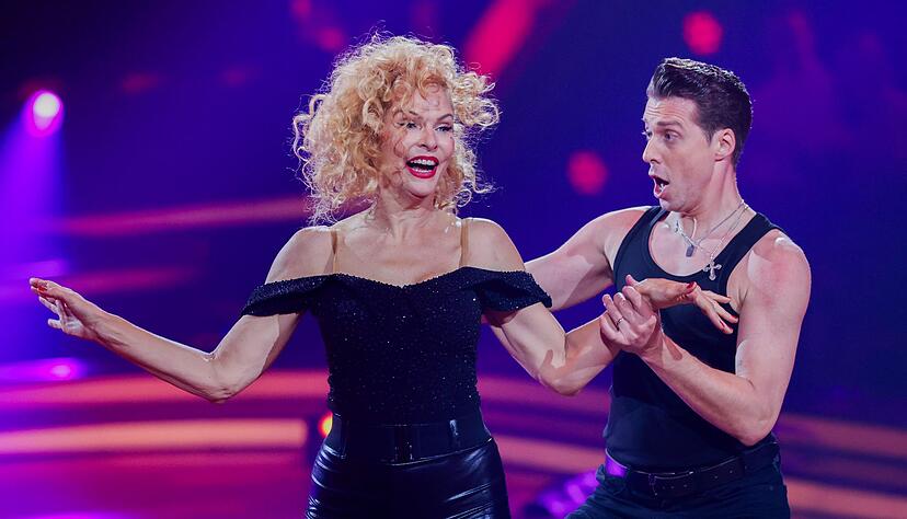 Sonya Kraus und ihr Partner Valentin Lusin tanzten einen Charleston.