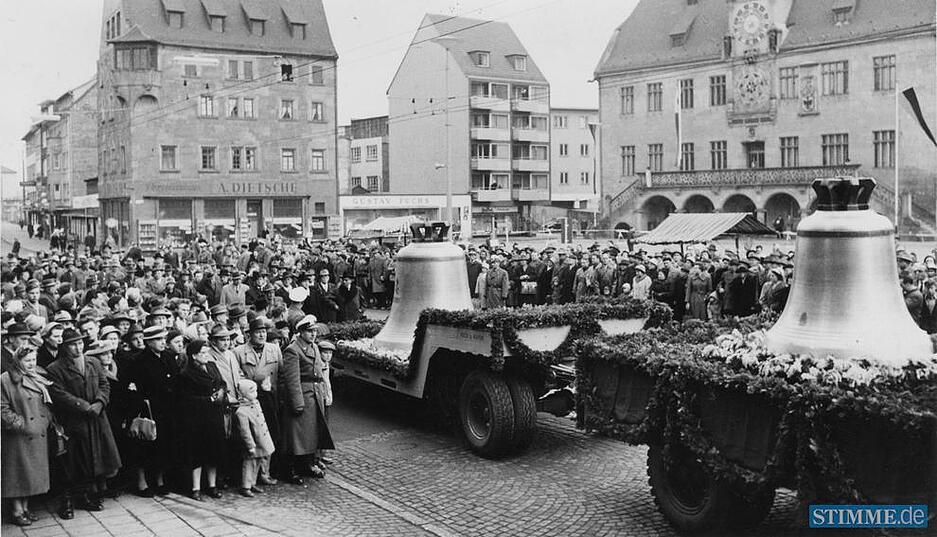 Begleitet von Kirchengemeinderat und Stadträten, umgeben von zahlreichen Bürgern der Stadt Heilbronn werden am 23. Februar 1959 zwei neue Glocken auf festlich geschmückten Wagen zur Kilianskirche gebracht.