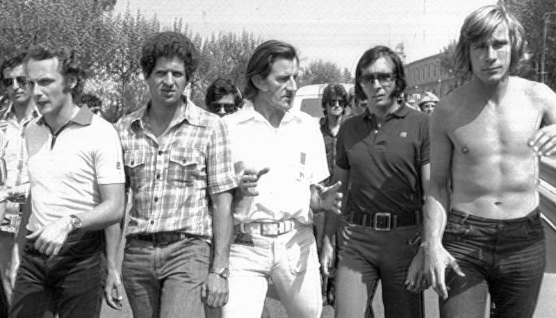 Die Formel-1-Stars Niki Lauda (l-r), Jody Scheckter, Graham Hill, Emerson Fittipaldi und James Hunt 1975 in Barcelona. Die Formel-1-Stars Niki Lauda (l-r), Jody Scheckter, Graham Hill, Emerson Fittipaldi und James Hunt 1975 in Barcelona.