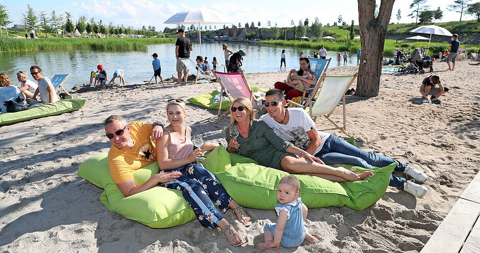 Art der Sitzgelegenheit: grüner Sitzsack
Standort(e): morgens an den Hängen des Hafenparks, später überall auf der Sommerinsel.
Anzahl: 50
mobil: ja
Besonderheit: Buga-Kenner wissen um die große Beliebtheit der Sitzsäcke und halten rechtzeitig danach Ausschau.