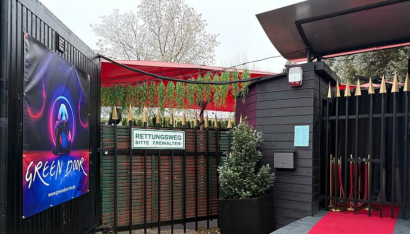 „Die Nacht, die alles verändert“ – so beschreibt der neu eröffnete Club Green Door in der Charlottenstraße 190 seine Feier an Silvester. DJ Soulrocca wird auflegen. Außerdem soll es zahlreiche Überraschungen und für jeden Gast ein Glas Sekt geben. Los geht’s um 22 Uhr.