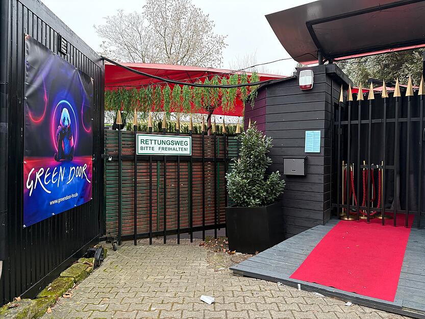„Die Nacht, die alles verändert“ – so beschreibt der neu eröffnete Club Green Door in der Charlottenstraße 190 seine Feier an Silvester. DJ Soulrocca wird auflegen. Außerdem soll es zahlreiche Überraschungen und für jeden Gast ein Glas Sekt geben. Los geht’s um 22 Uhr.