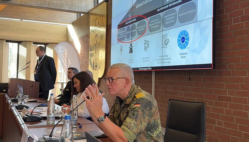 Kapitän zur See Michael Giss (vorn), Leiter des Landeskommandos der Bundeswehr, und andere Experten von Militär und zivilem Bereich diskutierten den Stand der Vorbereitung auf einen Nato-Bündnisfall. Kapitän zur See Michael Giss (vorn), Leiter des Landeskommandos der Bundeswehr, und andere Experten von Militär und zivilem Bereich diskutierten den Stand der Vorbereitung auf einen Nato-Bündnisfall.