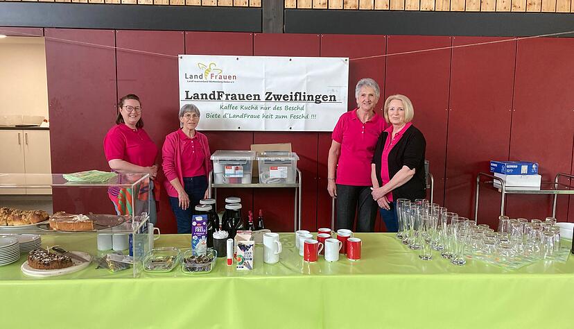 Das Wahl-Café der Zweiflinger Landfrauen war ein voller Erfolg, die Weißwürste waren um 11:30 Uhr bereits ausverkauft. Das Wahl-Café der Zweiflinger Landfrauen war ein voller Erfolg, die Weißwürste waren um 11:30 Uhr bereits ausverkauft.
