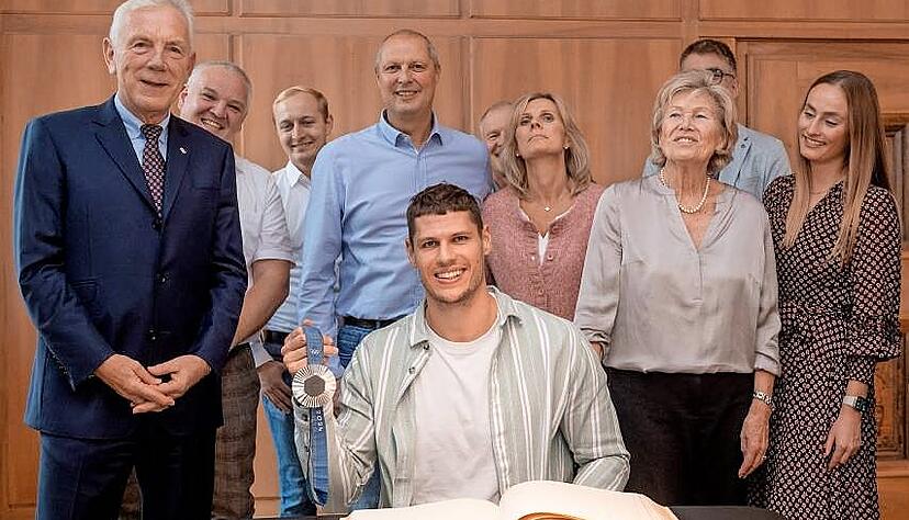 Als Silbermedaillengewinner der Olympischen Sommerspiele von Paris hat sich Sebastian Heymann (Mitte) auch ins Goldene Buch der Stadt Heilbronn eingetragen.