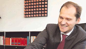 Freiherr Götz von Berlichingen und die Zeitung mit der missverständlichen Überschrift.Foto: Mario Berger Freiherr Götz von Berlichingen und die Zeitung mit der missverständlichen Überschrift.Foto: Mario Berger