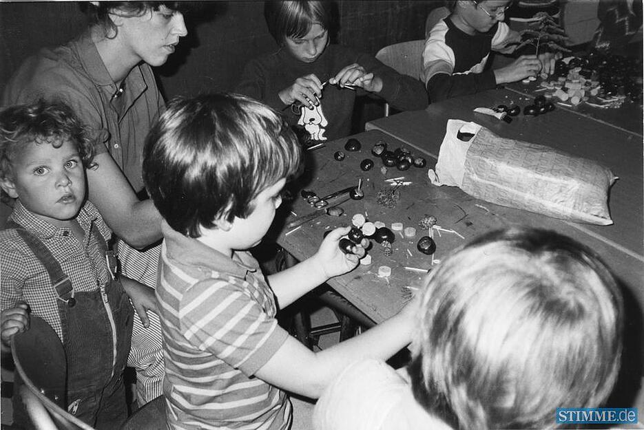 1981: Auch die Kleinsten sind in den Meseno-Spielgruppen mit dabei. Tatkr&auml;ftige Helferinnen basteln mit Kindern Kastanienm&auml;nnchen.