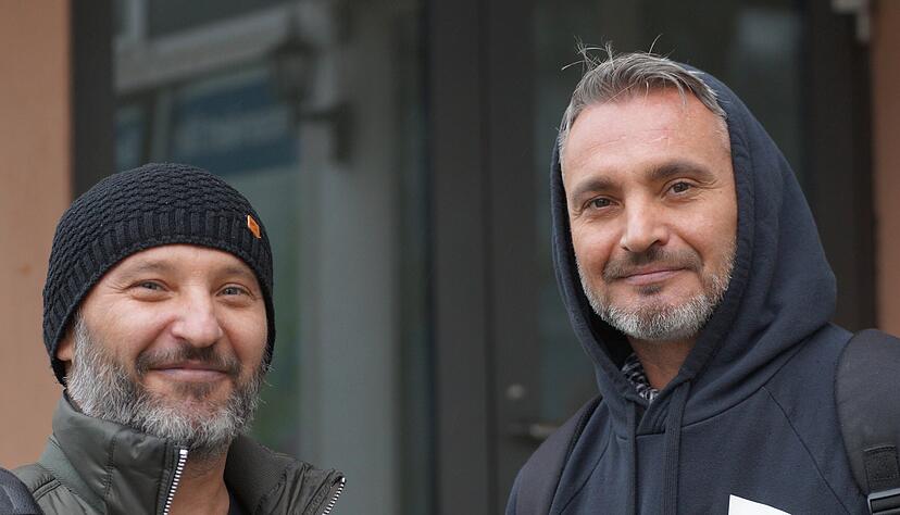 Alex (links) und Vadim sind froh, dass die Maskenpflicht zu Ende geht. Alex meint, es sei ohnehin sinnvoller, mehr auf regelmäßiges Testen zu setzen.
Foto: Philip-Simon Klein