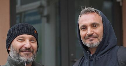 Alex (links) und Vadim sind froh, dass die Maskenpflicht zu Ende geht. Alex meint, es sei ohnehin sinnvoller, mehr auf regelmäßiges Testen zu setzen.
Foto: Philip-Simon Klein