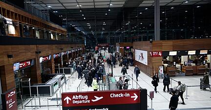 Fluggäste am Flughafen BER. Der Hauptstadtflughafen BER hatte zwischenzeitlich den Flugbetrieb aufgrund einer Aktion von Klimaaktivisten eingestellt.