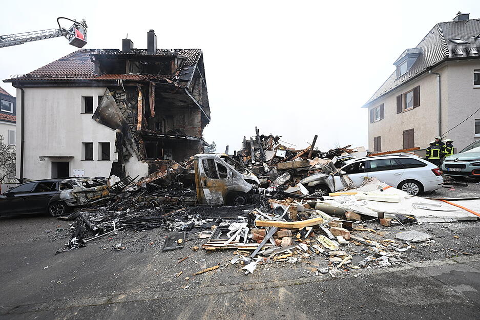 An der Unglücksstelle in Stuttgart West löschen Feuerwehrleute den Brand und suchen nach einer vermissten 85-jährigen Bewohnerin. Nach einer Explosion in der Nacht in einem Wohnhaus in Stuttgart sind Teile des Gebäudes eingestürzt.