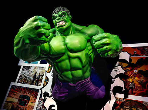Achtung, Superheld: An einer Stelle scheint ein gewaltiger Hulk durch die Wand zu brechen.