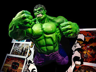Achtung, Superheld: An einer Stelle scheint ein gewaltiger Hulk durch die Wand zu brechen.