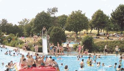 Auch wenn der Sommer nicht ganz so warm ist, m&uuml;ssen die Wasserratten nicht frieren. Dank Wellness-Park ist das Wasser im Becken nun warm.Foto: privat