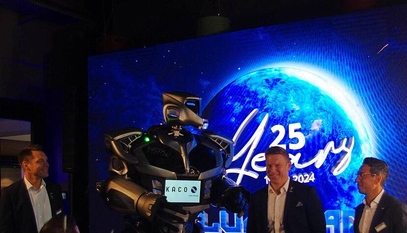 Roboter Nox mit den Gesch&auml;ftsf&uuml;hrern von Kaco New Energy, Matthias Haag, Jens-Ole K&uuml;ck und George Jakob (von links).
 Foto: Heiko Fritze