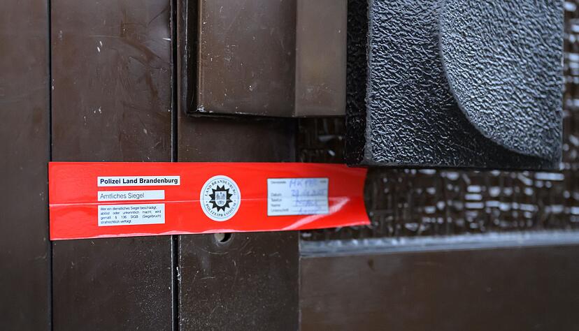 Die Polizei hat den Wohnblock nach dem Brand am Dienstagabend beschlagnahmt und versiegelt.