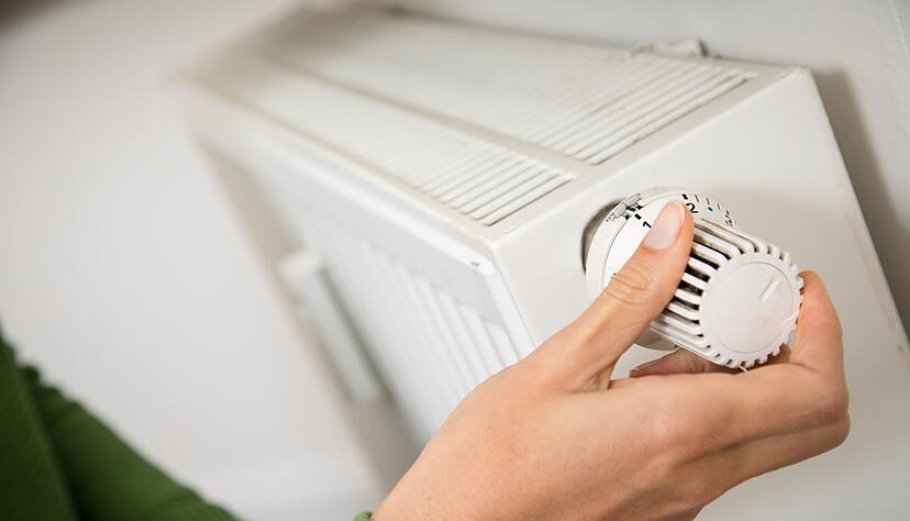 Besser nicht zu weit runterdrehen: Sinken die Raumtemperaturen im Winter zu stark ab, kann das zu Schimmelbildung f&uuml;hren.