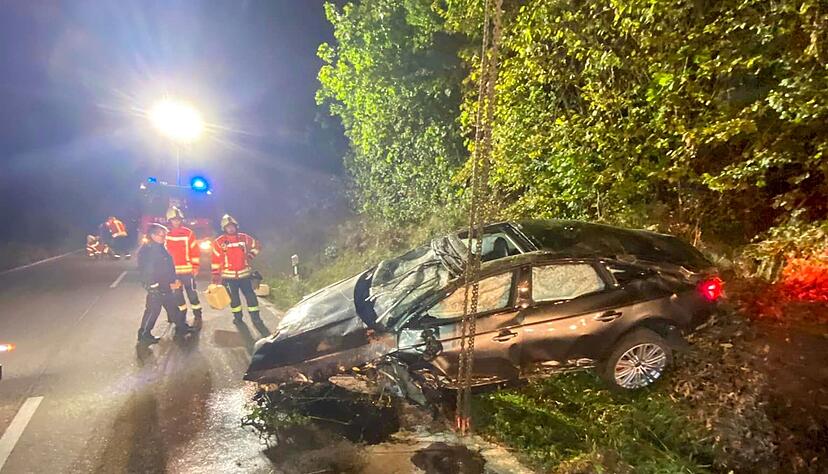 Bei dem Crash wird der Audi S5 vollst&auml;ndig zerst&ouml;rt.