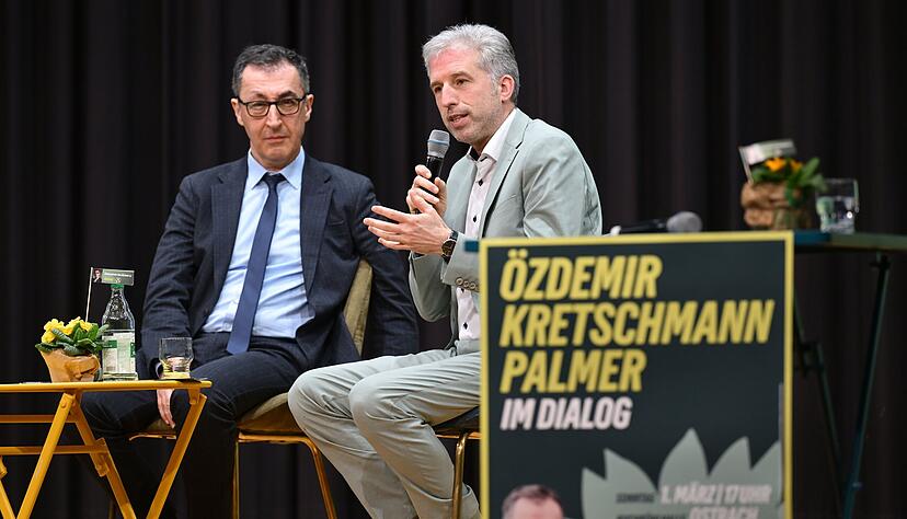 Cem &Ouml;zdemir (B&uuml;ndnis 90/Die Gr&uuml;nen, links) und T&uuml;bingens Oberb&uuml;rgermeister Boris Palmer (parteilos) bei einer Wahlkampfveranstaltung der Gr&uuml;nen.