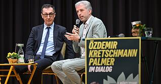 Cem &Ouml;zdemir (B&uuml;ndnis 90/Die Gr&uuml;nen, links) und T&uuml;bingens Oberb&uuml;rgermeister Boris Palmer (parteilos) bei einer Wahlkampfveranstaltung der Gr&uuml;nen.