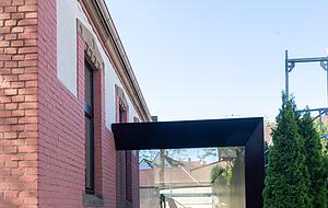 Ein schmaler, schlichter Anbau an der Westseite vergr&ouml;&szlig;ert das Kirchlein.