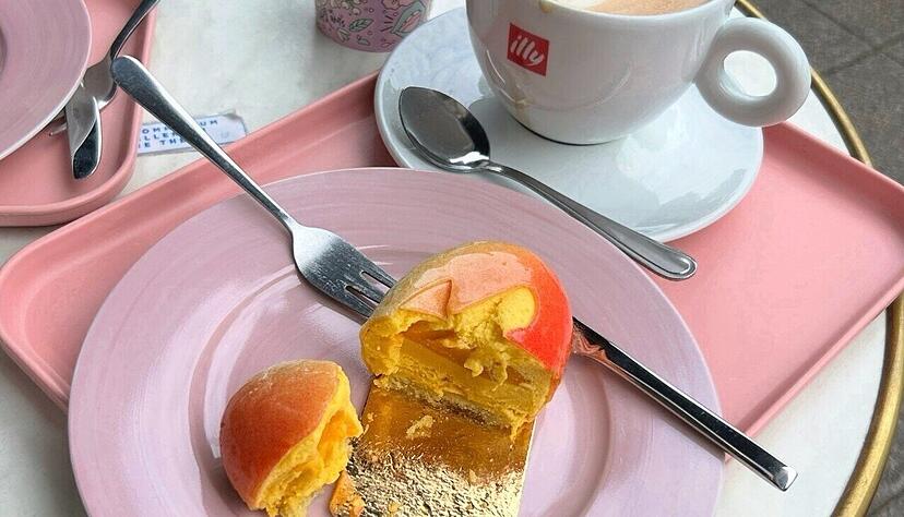Immer mehr Cafés oder Restaurant bieten inzwischen die viralen Dessertfrüchte an. Unsere Redakteurin hat die Mango in der Pâtisserie Ludwig in der Herrenstraße in Karlsruhe probiert. Fazit: Sehr lecker.