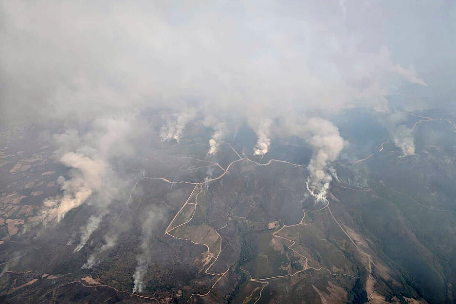 Dieses von der Securite Civile zur Verf&uuml;gung gestellte Foto zeigt den Blick auf einen Waldbrand in Spanien aus einem franz&ouml;sischen Canadair-L&ouml;schflugzeug.