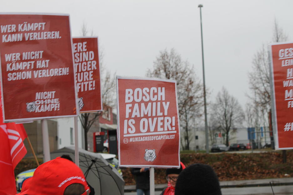 Teilnehmer der Demonstration setzen ein klares Zeichen für den Erhalt von Arbeitsplätzen.