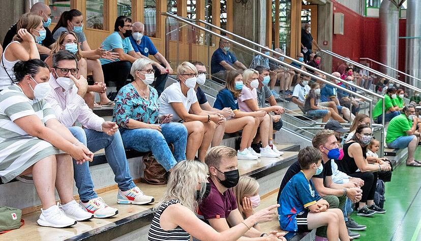 Abstand und Maskenpflicht: In der Ballei galten auch am Mittwochabend beim Test der Bundesliga-Handballerinnen strenge Regeln für die Zuschauer.
Foto: Andreas Veigel Abstand und Maskenpflicht: In der Ballei galten auch am Mittwochabend beim Test der Bundesliga-Handballerinnen strenge Regeln für die Zuschauer.
Foto: Andreas Veigel