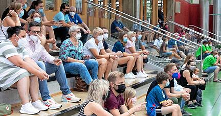 Abstand und Maskenpflicht: In der Ballei galten auch am Mittwochabend beim Test der Bundesliga-Handballerinnen strenge Regeln für die Zuschauer.
Foto: Andreas Veigel