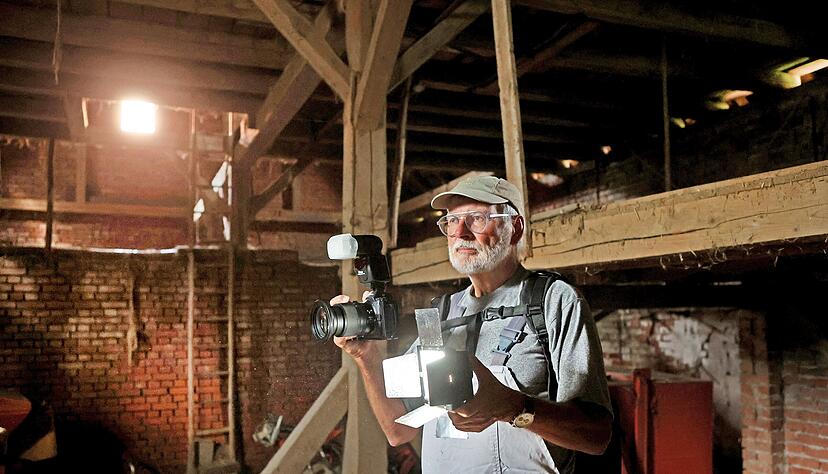 Ausgerüstet mit Kamera und Handlampe entdeckt Gerhard Hölzel ein verlassenes Gebäude in Neuenstadt. Auch die Region hat viele sogenannte Lost Places zu bieten.