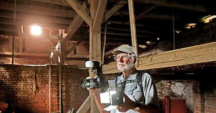 Ausger&uuml;stet mit Kamera und Handlampe entdeckt Gerhard H&ouml;lzel ein verlassenes Geb&auml;ude in Neuenstadt. Auch die Region hat viele sogenannte Lost Places zu bieten.
Foto: Ralf Seidel