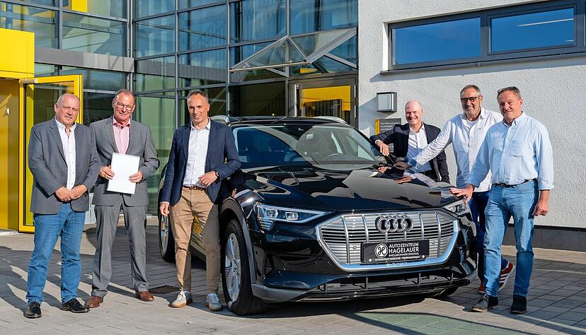 Die Crew von mobile inclusive Thomas Löffelhardt, Dirk Storz (v.l.) , Andreas Haupt und Jürgen Birkert (v.r.) mit André Grob (3.v.l.) und Martin Wallenborn von Audi.
Foto: Kunz