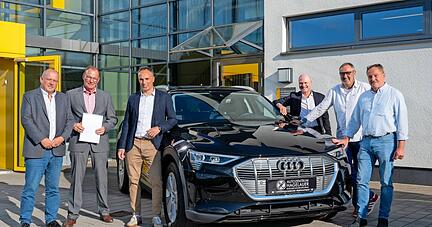 Die Crew von mobile inclusive Thomas Löffelhardt, Dirk Storz (v.l.) , Andreas Haupt und Jürgen Birkert (v.r.) mit André Grob (3.v.l.) und Martin Wallenborn von Audi.
Foto: Kunz