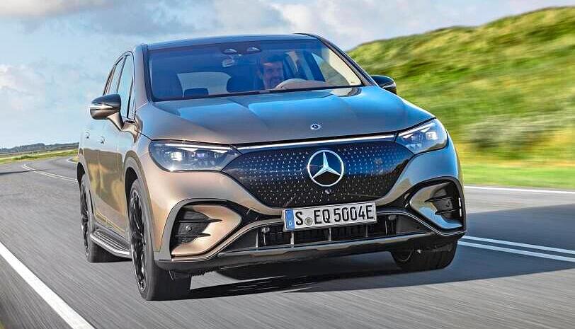 Das Mercedes EQE SUV ist trotz der erhöhten Bodenfreiheit sehr windschnittig gestaltet. Im Vergleich zur Limousine ist der Wagen neun Zentimeter kürzer. Dennoch ist für die Passagiere vorne und hinten ausreichend Platz vorhanden. Das Mercedes EQE SUV ist trotz der erhöhten Bodenfreiheit sehr windschnittig gestaltet. Im Vergleich zur Limousine ist der Wagen neun Zentimeter kürzer. Dennoch ist für die Passagiere vorne und hinten ausreichend Platz vorhanden.