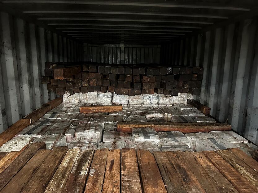 Versteckt zwischen Obstkisten und anderer Legalware wurden insgesamt 35,5 Tonnen Kokain sichergestellt. Versteckt zwischen Obstkisten und anderer Legalware wurden insgesamt 35,5 Tonnen Kokain sichergestellt.