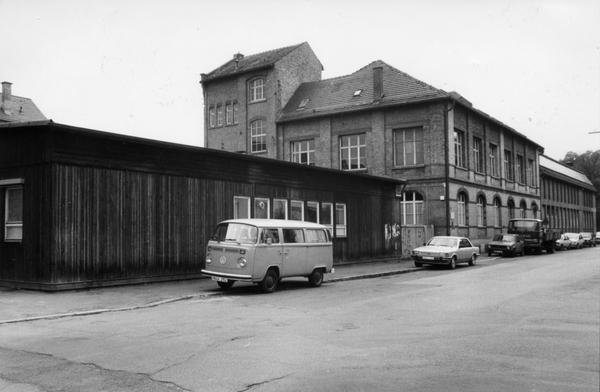 1961: Mit zwei Vorsemestern für die Studiengänge Feinwerktechnik und Maschinenbau nimmt die Staatliche Ingenieurschule ihre Arbeit auf. Verwaltung und 50 Studenten sind ab April in angemieten Gebäuden in der Bahnhofsvorstadt und in der Roßkampffstraße untergebracht.