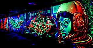 Die angeblich längste mit Neon-Farben gestaltete Schwarzlichtwand ist im Wollhaus entstanden.